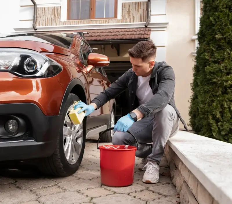 Lavage auto à domicile Pougne-Hérisson : professionnel intervenant sur un véhicule